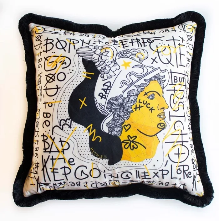 Casa Padrino Luxus Deko Kissen Weiß / Gelb / Schwarz 45 x 45 cm – Bedrucktes Samt Kissen mit Fransen – Luxus Deko Accessoires