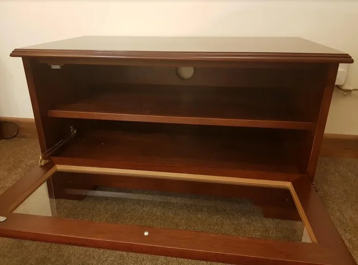 Edler TV Schrank / Kommode mit Glasfront, Mahagoni oder Eibe – 1.380,00 – Default